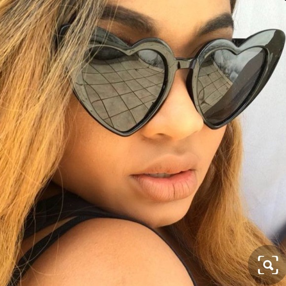 MUST HAVE TREND HEART WHITE SUNGLASSES - Picture 6 of 6